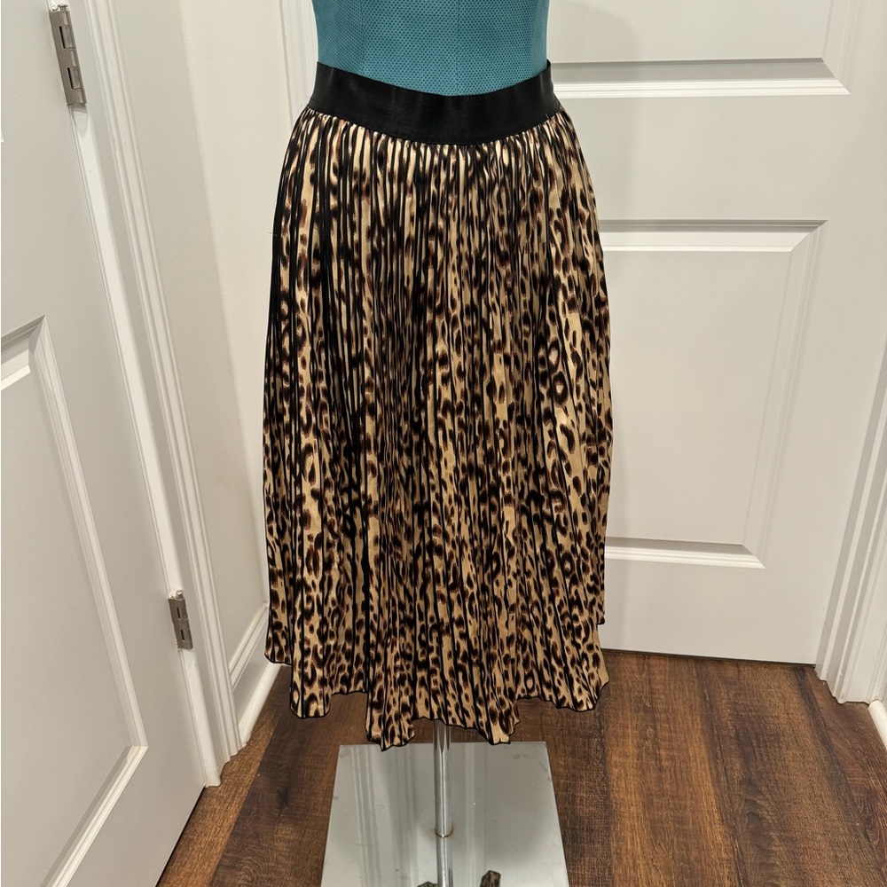 Leopard print midcalf skirt.